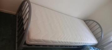 bed 90x200 met matras en lattenbodem. Matras zgan beschikbaar voor biedingen