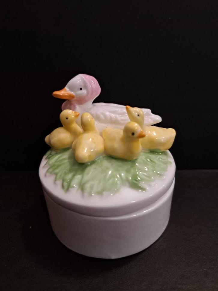 Porseleinen doosje moeder eend met kuikens, Antiek en Kunst, Curiosa en Brocante, Ophalen of Verzenden