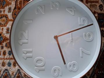 Karllson wandklok. Witte plaat en cijfers. Koperen wijzers. beschikbaar voor biedingen
