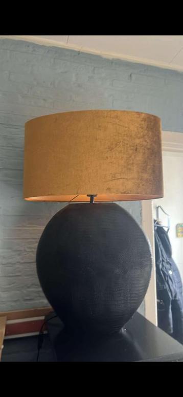 Grote lamp krokodilmotief voet van skeld beschikbaar voor biedingen