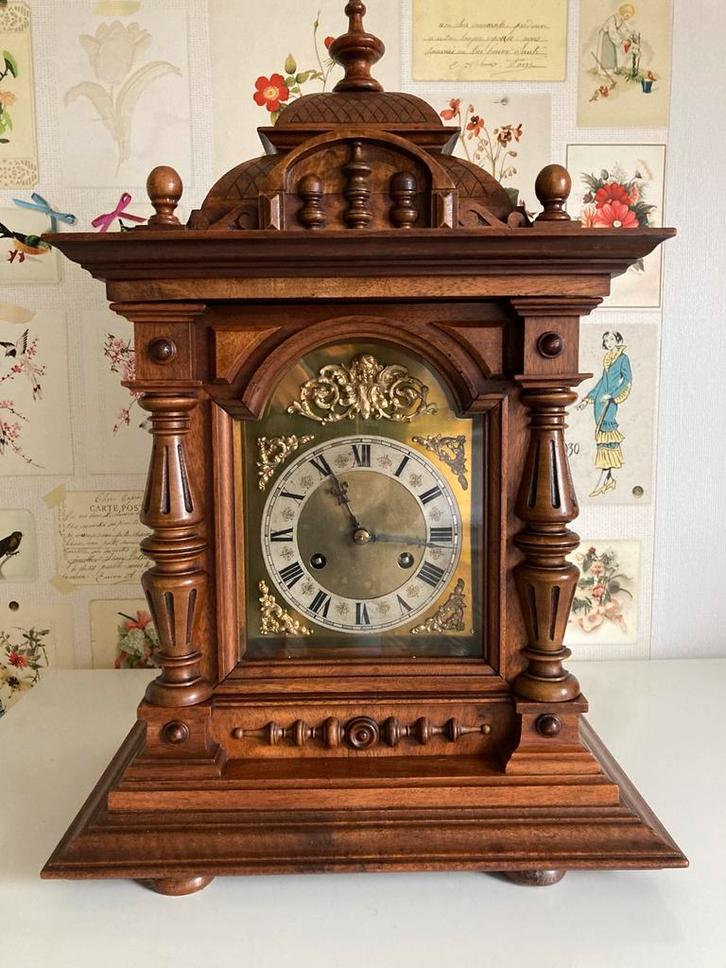 Walnoot tafelklok met kwartierslag, Antiek en Kunst, Antiek | Klokken, Ophalen of Verzenden