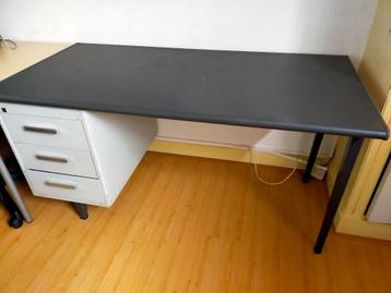 vintage bureau beschikbaar voor biedingen