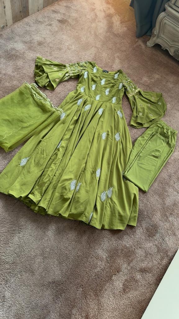 Prachtige Indiaase Jurk 3-delig, Kleding | Dames, Jurken, Zo goed als nieuw, Maat 38/40 (M), Groen, Onder de knie, Ophalen of Verzenden