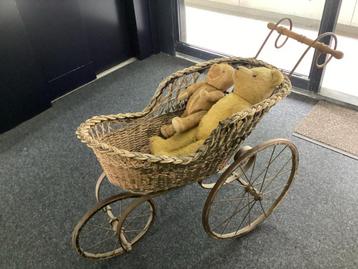 Antieke kinderwagen met twee beren teddyberen beschikbaar voor biedingen