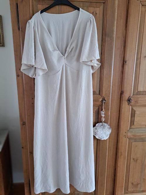 Heerlijke beige jurk met knoopdetail (valt als 44/46/XXL), Kleding | Dames, Jurken, Zo goed als nieuw, Beige, Onder de knie, Verzenden