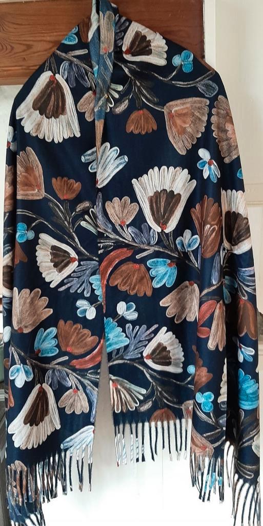 Aparte nieuwe mode sjaal donker blauw/bloemen. Viscose/ wol, Kleding | Dames, Mutsen, Sjaals en Handschoenen, Nieuw, Sjaal, Maat 38/40 (M)