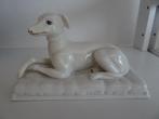 Wit porseleinen Italiaans windhondje Whippet op kussen, Antiek en Kunst, Antiek | Porselein, Ophalen of Verzenden
