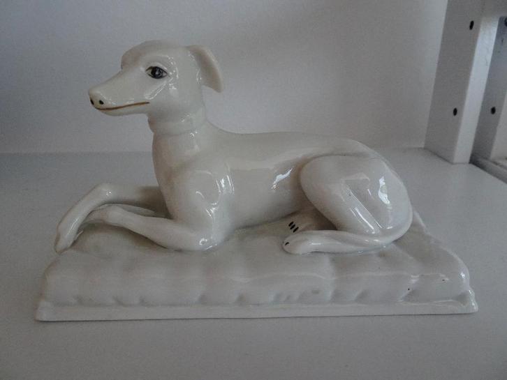 Wit porseleinen Italiaans windhondje Whippet op kussen, Antiek en Kunst, Antiek | Porselein, Ophalen of Verzenden