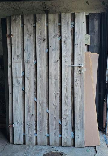 Houten poort met slot  beschikbaar voor biedingen