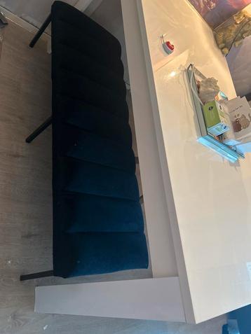 Zwart bankje beschikbaar voor biedingen