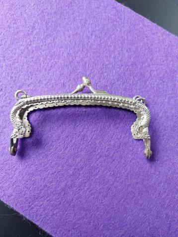 Zilveren tasbeugel beschikbaar voor biedingen