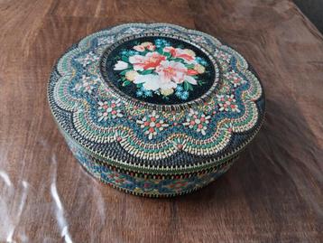 oma's nostalgische oude koektrommel met kraaltjes motief beschikbaar voor biedingen
