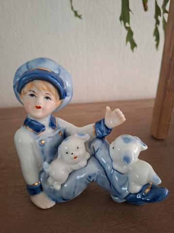 Vintage Porseleinen Beeldje Jongen met Hondjes beschikbaar voor biedingen