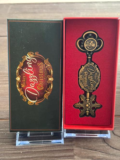 Disney limited dazzling parade key /sleutel, Verzamelen, Disney, Zo goed als nieuw, Beeldje of Figuurtje, Ophalen of Verzenden