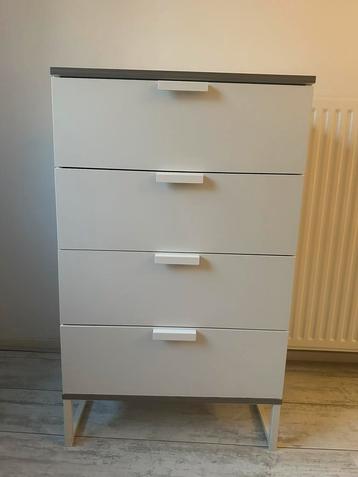 Witte Ikea ladekast met 4 lades beschikbaar voor biedingen