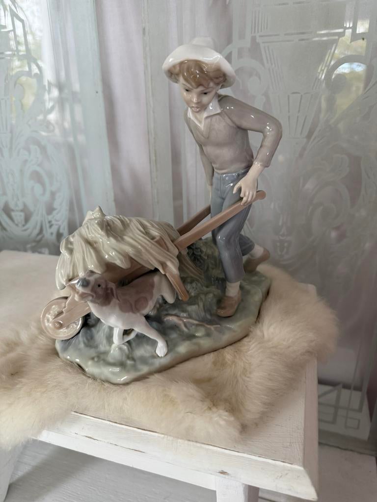 Lladro 1991 jongen met kruiwagen puntgaaf beeld, Ophalen, Zo goed als nieuw, Mens
