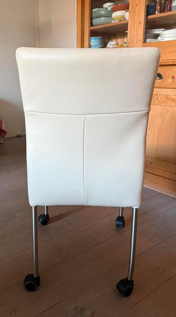 Te koop GEVRAAGD 2/4 leren stoelen beschikbaar voor biedingen