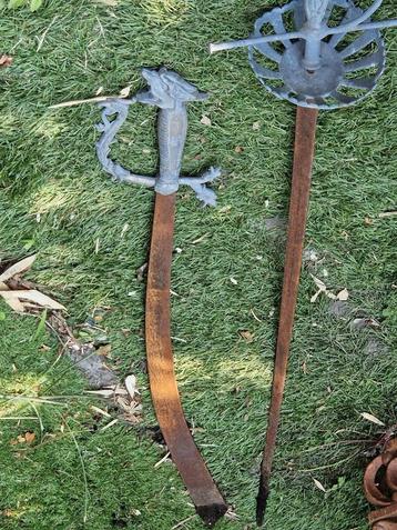 2 oude doorleefde sabels/zwaarden voor decoratie (brocante) beschikbaar voor biedingen