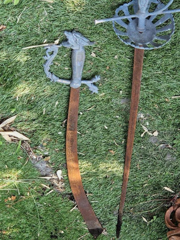 2 oude doorleefde sabels/zwaarden voor decoratie (brocante), Tuin en Terras, Tuinwanddecoratie, Nieuw, Ophalen of Verzenden