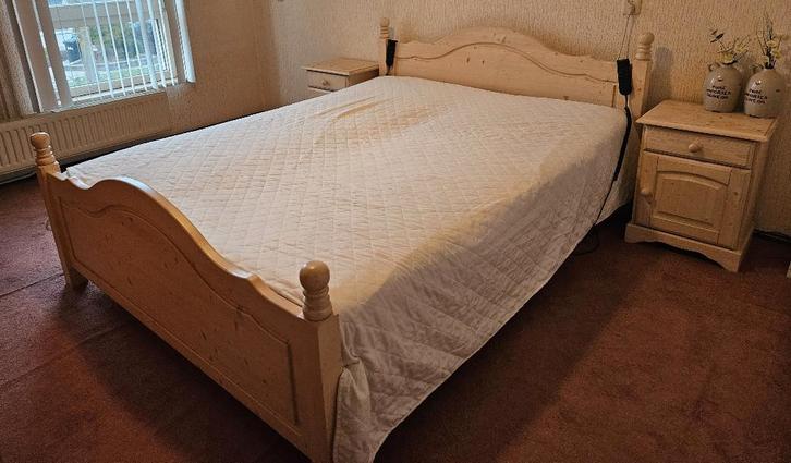 2 persoonsbed electr. lattenbodem 2 nachtkastjes 2 matrassen, Huis en Inrichting, Slaapkamer | Bedden, Gebruikt, Tweepersoons