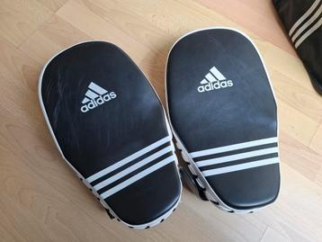 Bokspads en bokshandschoenen beschikbaar voor biedingen