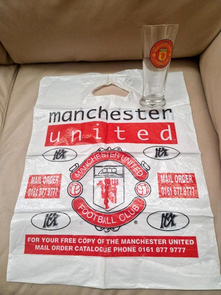 Manchester United bierglas en plastic tas, Verzamelen, Sportartikelen en Voetbal, Zo goed als nieuw, Overige typen, Buitenlandse clubs