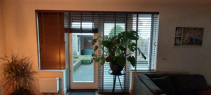 veneta houten jalouzien/ raambekleding in nieuwstaat, Huis en Inrichting, Stoffering | Gordijnen en Lamellen, Zo goed als nieuw
