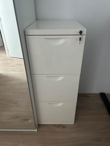 Archiefkast met mappen met slot (2 sleutels) beschikbaar voor biedingen