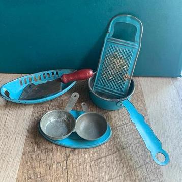 Antiek-emaille-poppenkeuken accessoires beschikbaar voor biedingen