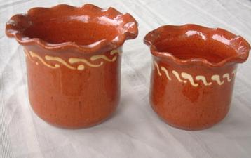 2 workumer potten nr 5. met geschulpte rand beschikbaar voor biedingen