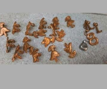 Een verzameling vintage speldjes,  beschikbaar voor biedingen