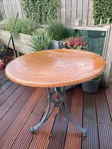tafel met 4 stoelen voor het terras beschikbaar voor biedingen
