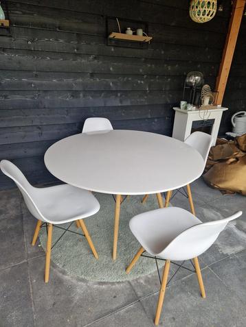 4 Witte Kuipstoelen met Ronde Tafel beschikbaar voor biedingen