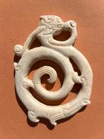 Chinese pendant ornament carved stone coiled dragon draak, Antiek en Kunst, Ophalen of Verzenden
