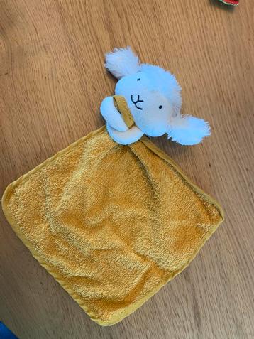 Prenatal knuffeldoek schaap geel beschikbaar voor biedingen
