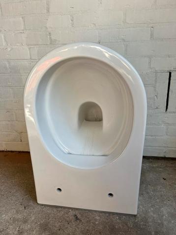 Inbouw wandcloset zonder zitting – met bevestigingsmateriaal beschikbaar voor biedingen