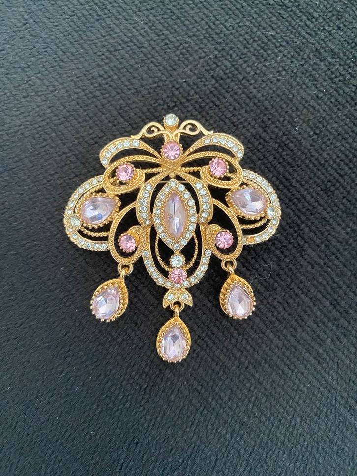 Goudkleurig speltje met strass., Sieraden, Tassen en Uiterlijk, Broches, Zo goed als nieuw, Overige materialen, Goud, Met strass