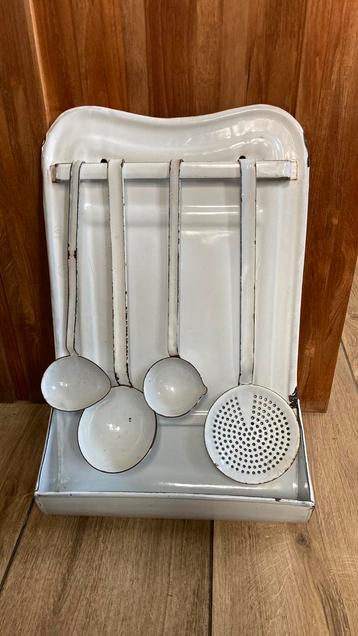 Oud Wit emaille lepelrek beschikbaar voor biedingen