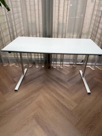 Bureautafel wit met kabelgoot 140x70x73