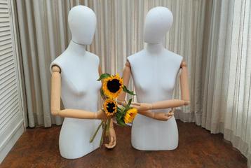 Paspop. Vrouwenbuste. Decoratie. De 2 mannequins = €100. beschikbaar voor biedingen