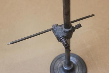 Kras Blok op Gietijzeren Voet. beschikbaar voor biedingen