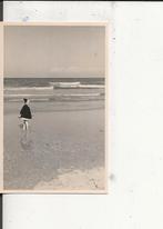 Scheveningen Klein meisje langs de vloedlijn Fotokaart, Verzenden, 1940 tot 1960, Ongelopen, Zuid-Holland