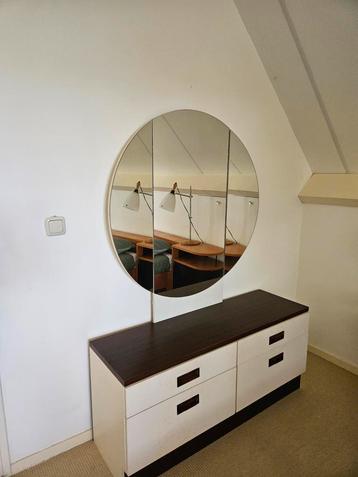 Retro kaptafel beschikbaar voor biedingen