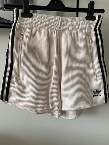 Korte broek Adidas XS beschikbaar voor biedingen