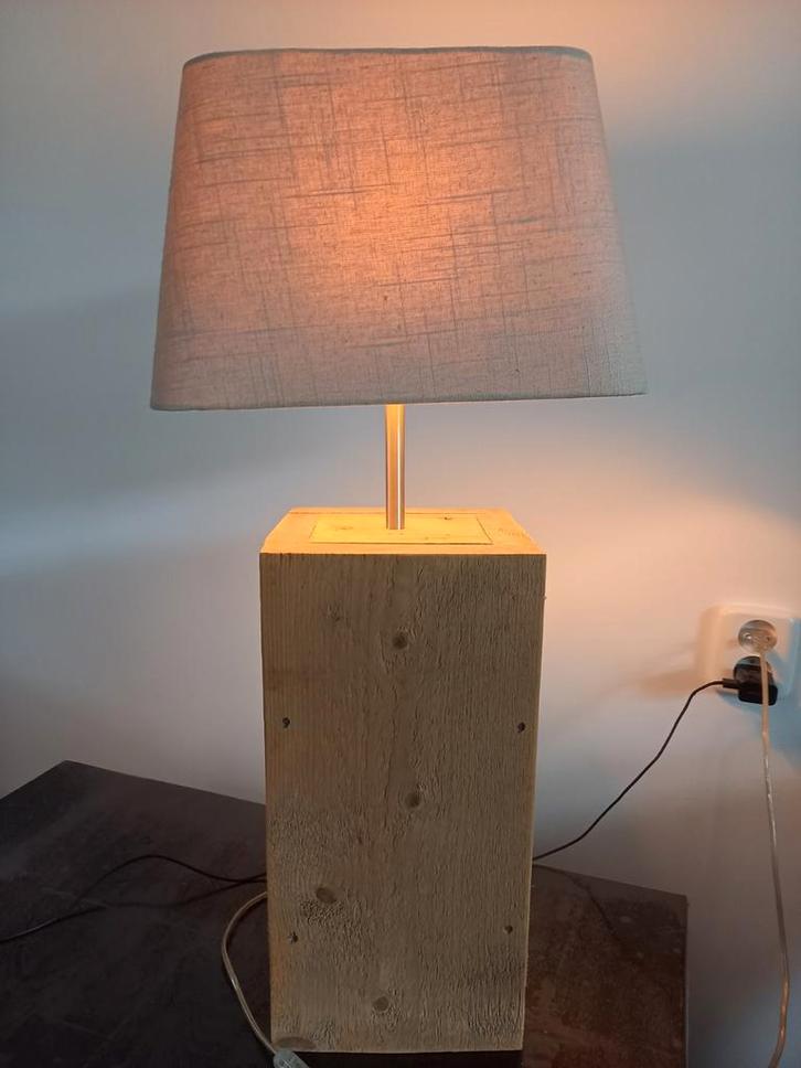 Mooie steigerhouten lamp  - zuil met taupe kleur lampenkap, Huis en Inrichting, Lampen | Overige, Gebruikt, Ophalen