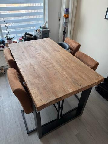 Houten eettafel met 4 stoelen