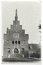 AK Medemblik - Stadhuis, Verzamelen, Ansichtkaarten | Nederland, Verzenden, 1940 tot 1960, Gelopen, Noord-Holland