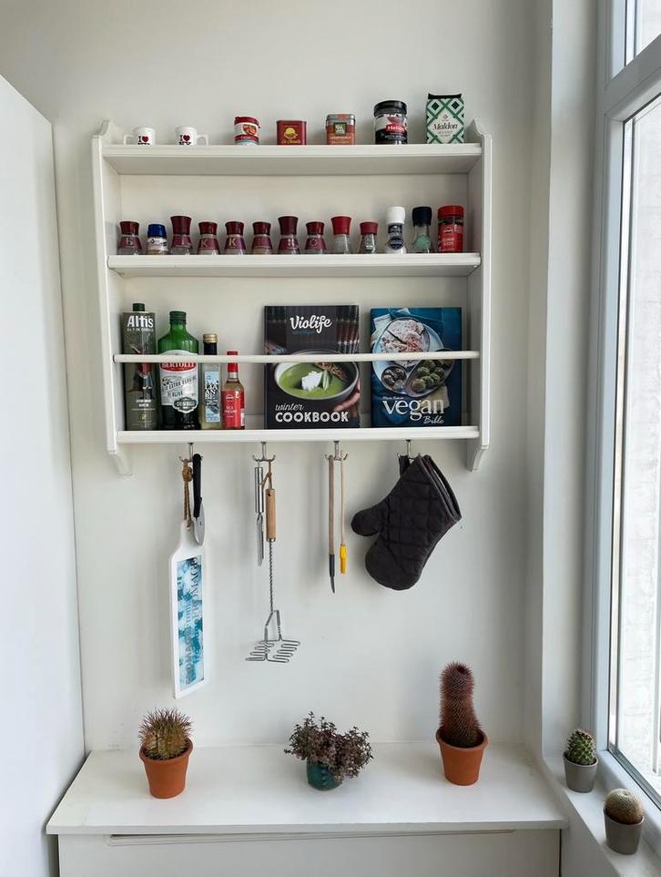 Witte houten wandplank met kruidenrek en ophanghaken – IKEA, Huis en Inrichting, Keuken | Keukenbenodigdheden, Zo goed als nieuw