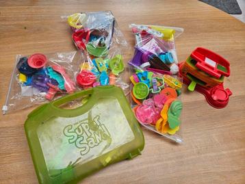 Playdohl spulletjes en kenetisch zand beschikbaar voor biedingen