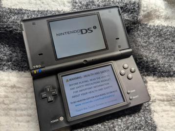 Nintendo DSi inc lader en spellen. beschikbaar voor biedingen